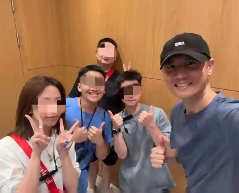 45岁任重和老婆牵手逛街，孙骁骁身材苗条似少女，隐婚生娃好幸福