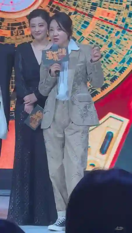 女演员同框:闫妮“大姐”气场，左小青脸有些肿，颖儿太出挑了