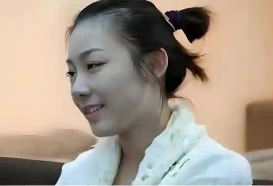 2011年，她全裸接受记者采访，并称：我敢看你们，你们敢看我吗？