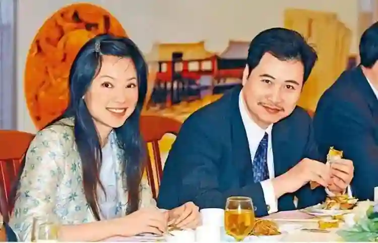 “最美郭芙”晒新疆旅行照！尖下巴引关注，因前夫锒铛入狱而离婚