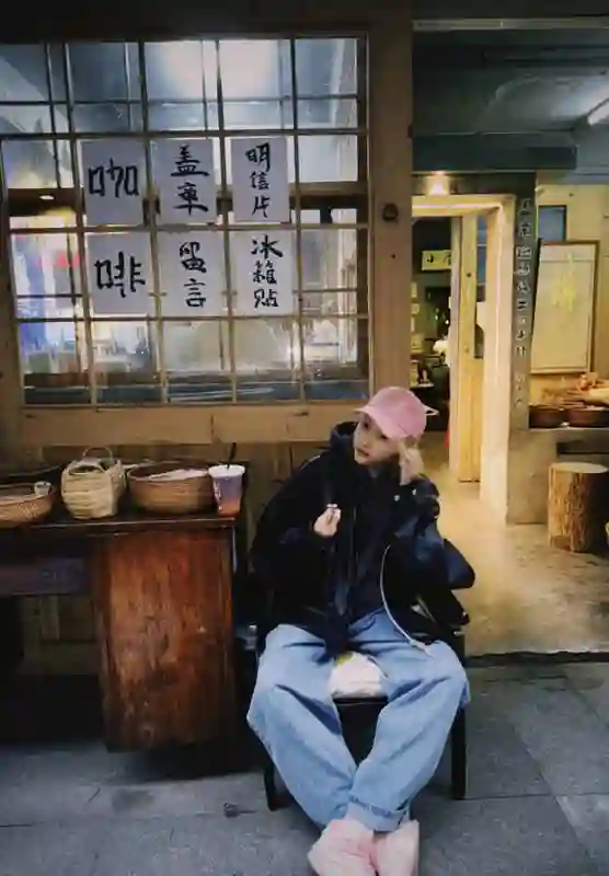 关晓彤金发粉帽扎低丸子头，轻松拿捏甜美松弛感