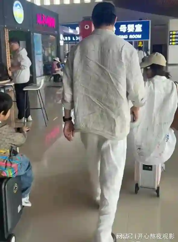 麦迪娜婆媳同游新疆打卡六星街，保姆跟着带娃，儿子女儿都超萌