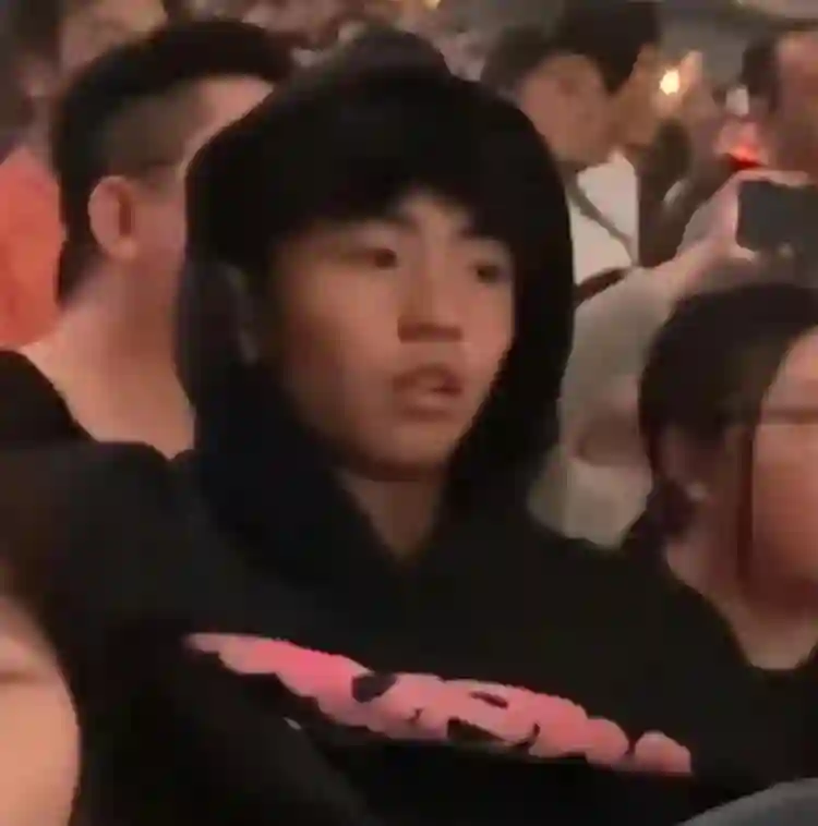 张柏芝儿子高清照曝光，一个像爸一个像妈，网友感叹基因太强大