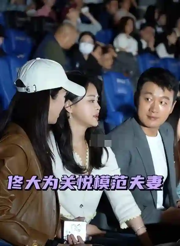 电影院偶遇佟大为夫妇，妻子脸肿被嘲像庆奶，和一旁董璇差别好大
