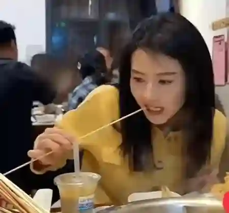45岁高圆圆重庆吃串串香，穿黄色小香外套仍仙气飘飘，女神颜值太能打！