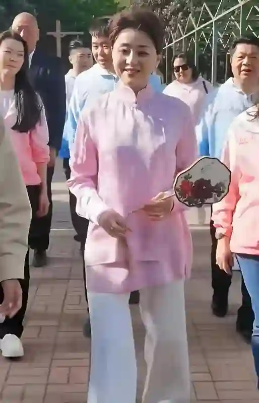 偶遇56岁杨澜素颜赏花，真实颜值，惊艳时光引热议