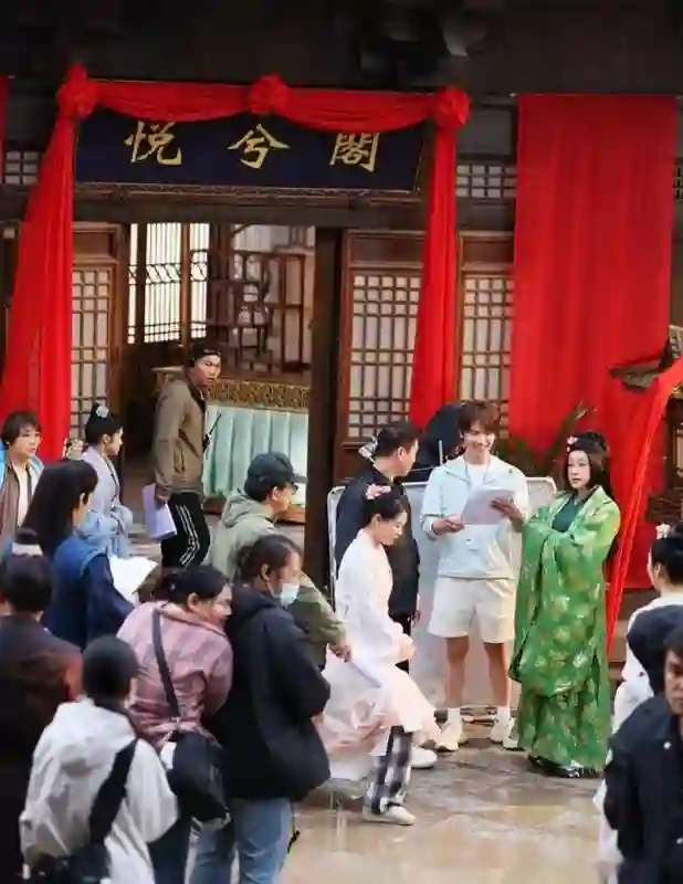 刘晓庆和经纪人一起合影，俩人看起来像母子，网友：比她男友帅