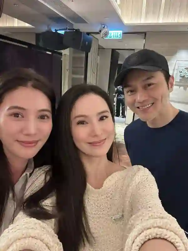 54岁张智霖在香港，和富婆吃海鲜大餐，胡须花白，脸和身材都超好