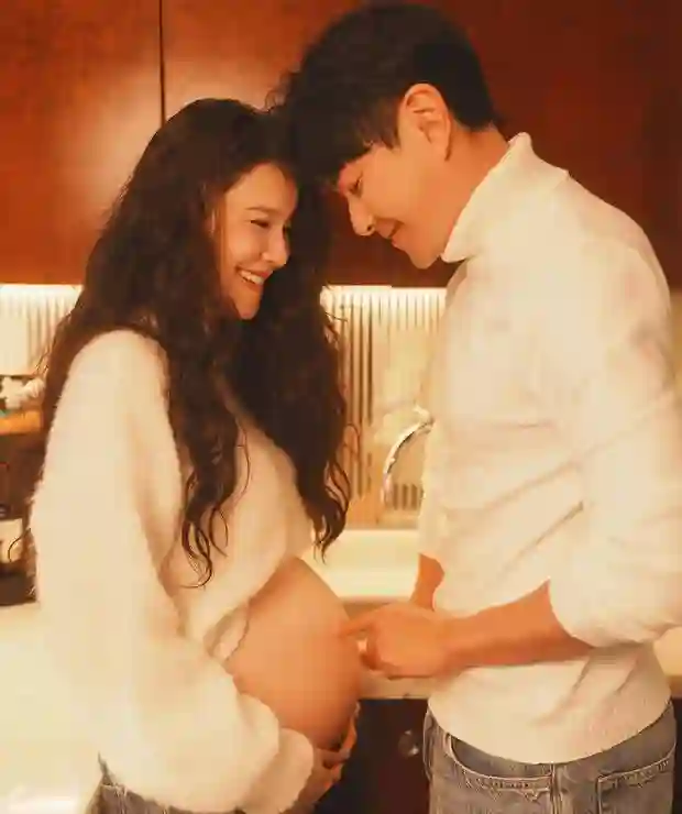 萧正楠黄翠如晒照庆儿子满月，一家三口甜蜜满屏