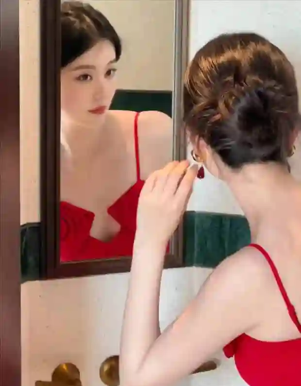 乔欣深V红裙亮相身姿婀娜 宛如娇艳玫瑰绽放