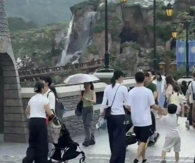 奚梦瑶何猷君带娃过六一！全家打扮低调游港迪，6岁儿子身高优越