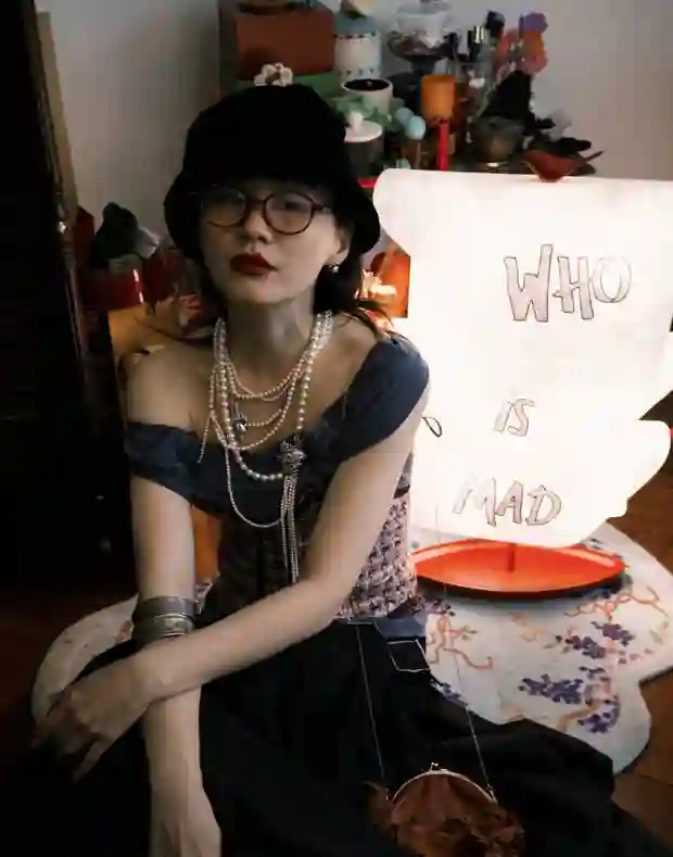 被金靖这组复古造型惊艳到！喜剧人秒变文艺女神~