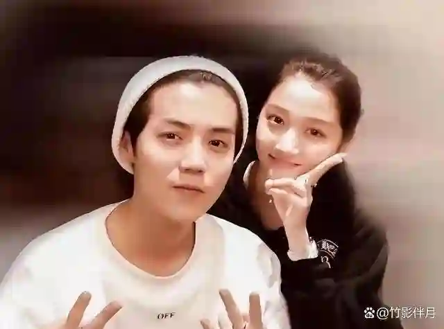 鹿晗关晓彤未分手！女方颁奖礼现鹿晗旧照，男方疑秀手机屏保合影