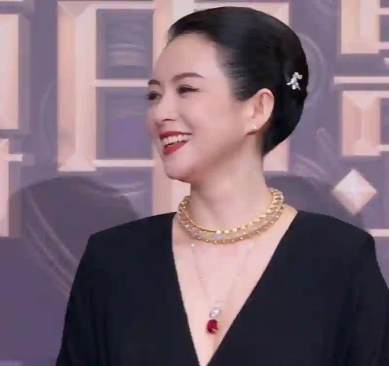 红毯生图来了！章子怡富态十足，钟楚曦过于瘦，金晨变化明显