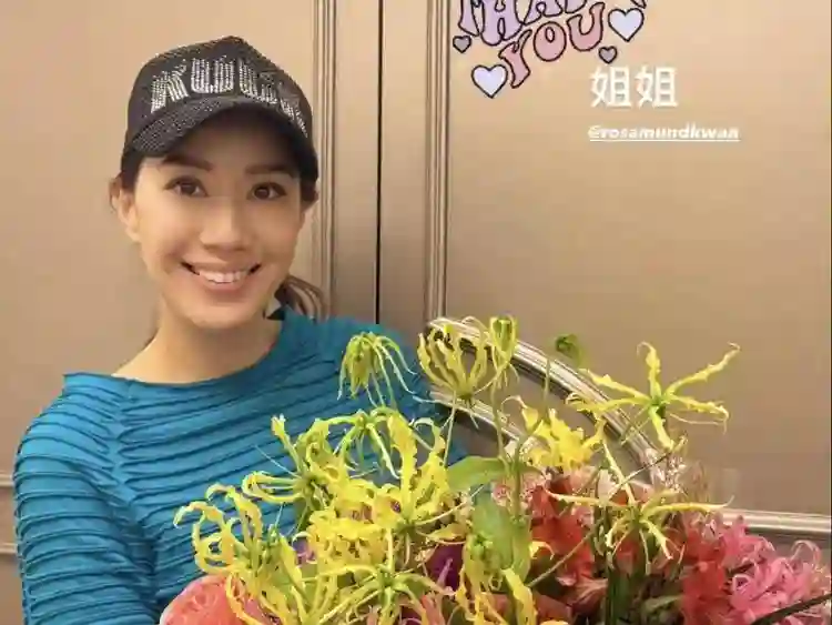 62岁关之琳参加生日会，穿花衣合照比寿星抢镜，站中间被视为贵宾