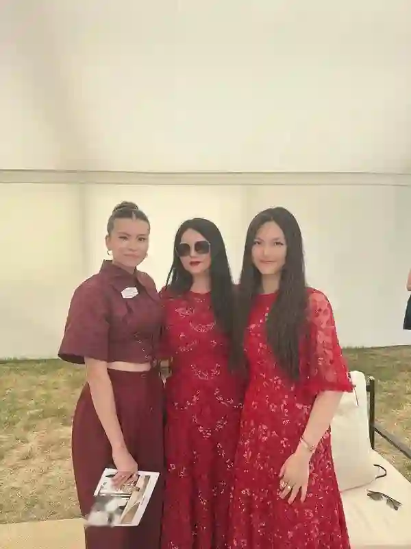 49岁李湘英国看马赛，母女俩穿透视装引热议，被嘲像两个老姐妹