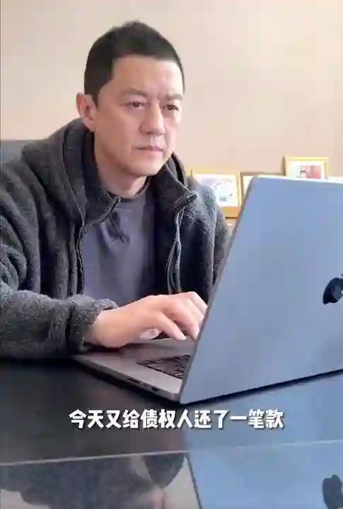 李亚鹏妻子搬家大曝光，豪宅变小区，王菲的选择真聪明！