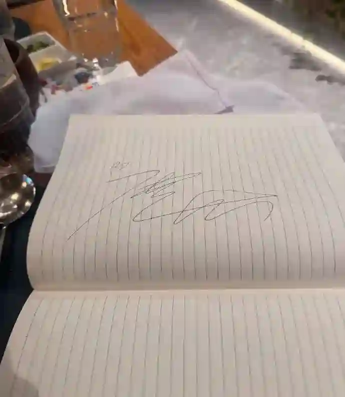 网友餐厅偶遇鹿晗，条纹衫棒球帽低调现身