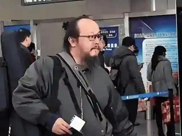 56岁窦唯现状：秃头发福，像公园遛弯大爷，与王菲像是两代人