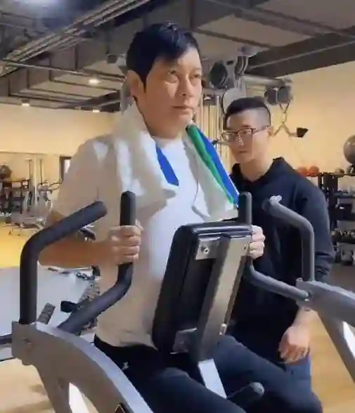 62岁罗嘉良返港见老友，本人断崖式衰老，看着比同龄黎耀祥老10岁