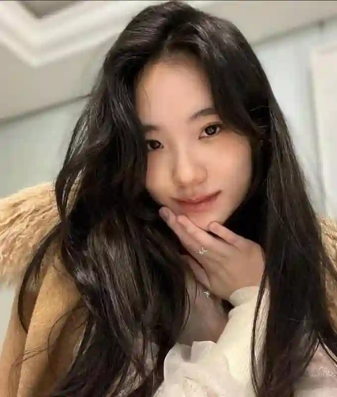 小S二女儿分享旅行美照！秀小蛮腰和豪车，不顾亲妈悲伤走不出门
