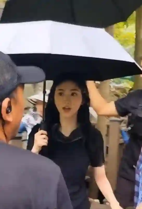 景甜在湘西拍戏遇一工作人员不慎摔下坡，迅速上前关心并提醒大家注意安全