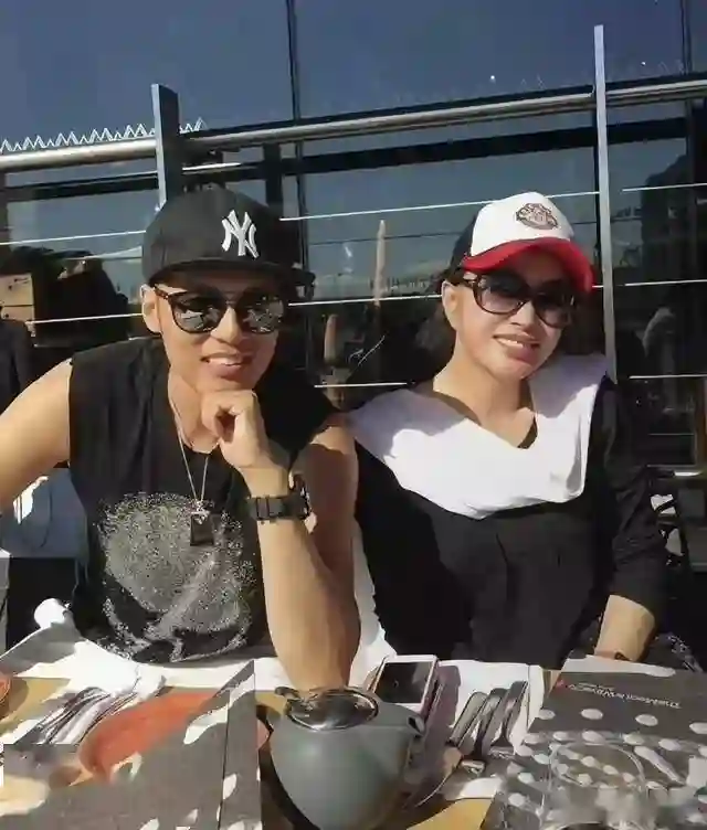 刘晓庆和经纪人一起合影，俩人看起来像母子，网友：比她男友帅
