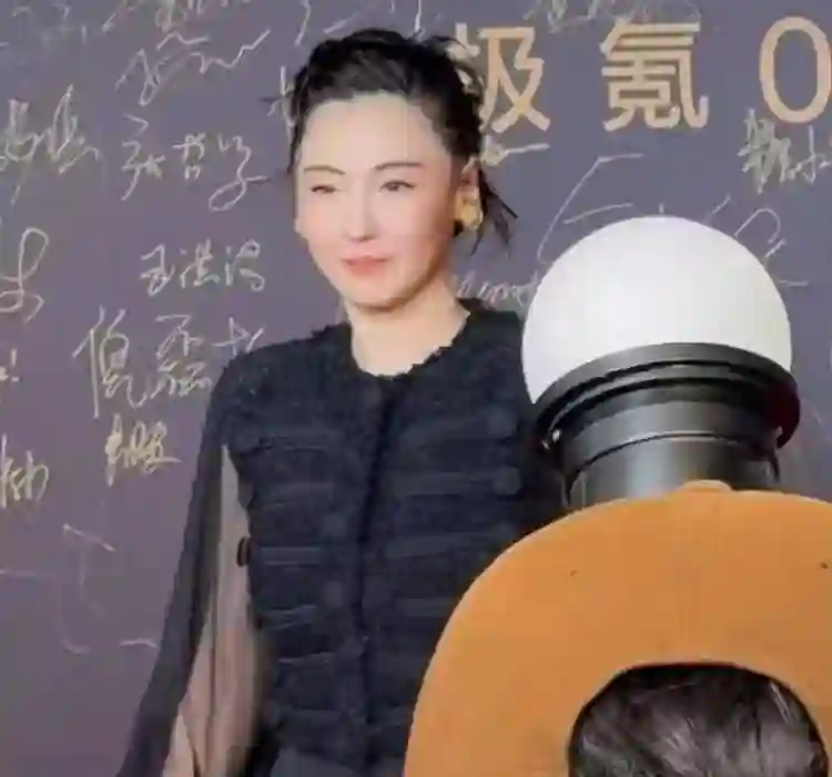张柏芝出席活动颜值崩塌？眼睛一大一小很怪异，网友：变大小眼了