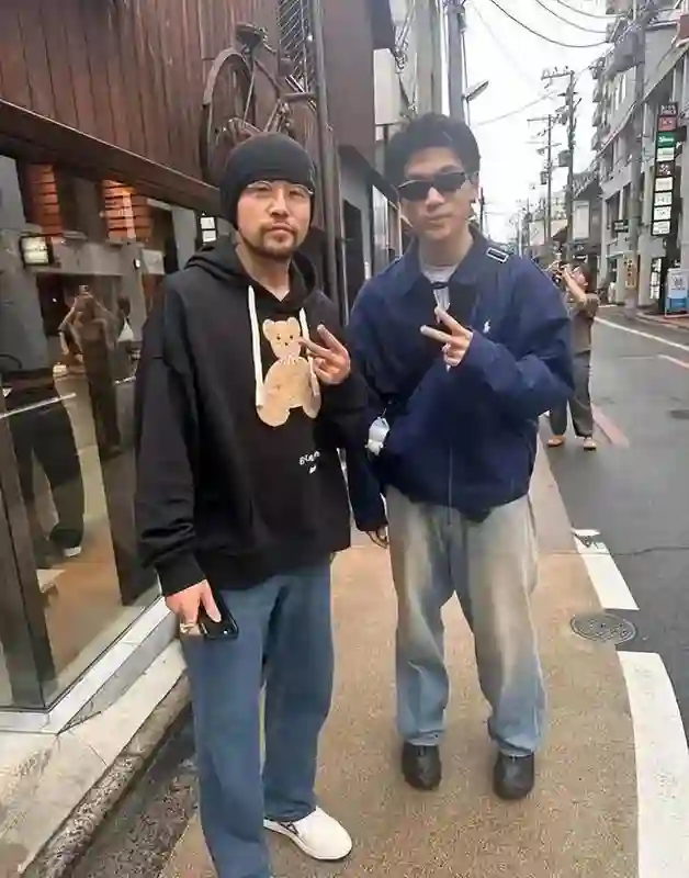 被病痛折磨，46岁周杰伦近况曝光，靠友人搀扶，上厕所都要靠别人