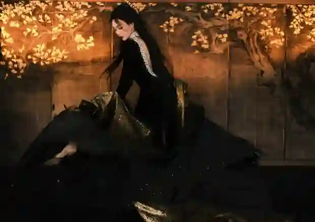唐嫣身着修身黑裙勾勒曼妙曲线，鎏金眼妆解锁酷飒高级感