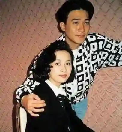 朗朗这回赚大了！不仅与4位美人同框，还紧贴着衣着大方的刘嘉玲