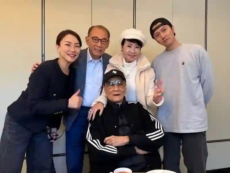 谢霆锋妹妹产前一周官宣获网球赛双冠军，挺巨肚现身领奖，感激男友用爱护航