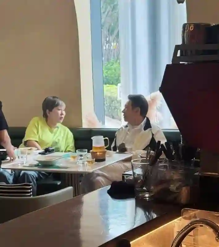 向华强现身澳门，和老婆去吃西餐，向太剪了短发，看起来一言难尽