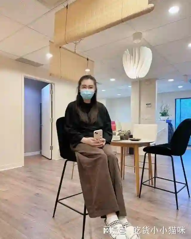 58岁王祖贤在无锡，眼皮浮肿像刀刻，出席活动被夹道欢迎，人气高
