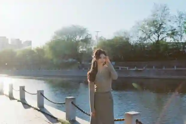 景甜身着中式套装现身河畔，沐浴日光，身姿窈窕似画中仙
