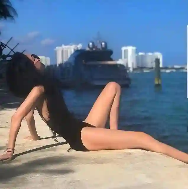 72岁王薇薇：泳衣显修长身材，无赘肉，少女感全靠这头秀发