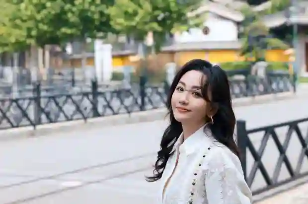 杨蓉穿白衬衣配波浪卷发沐浴阳光，淡雅气质中尽显松弛感