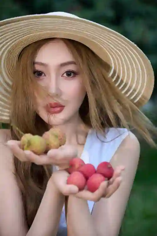 张天爱荔枝园美拍：穿白裙戴草帽，畅享田园惬意风情
