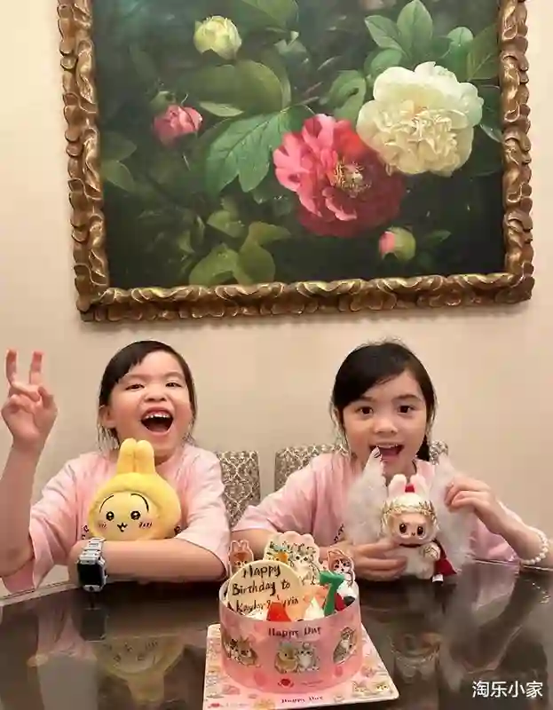 熊黛林双胞胎7岁生日照曝光！姐妹颜值差距大，一个像妈一个像爸
