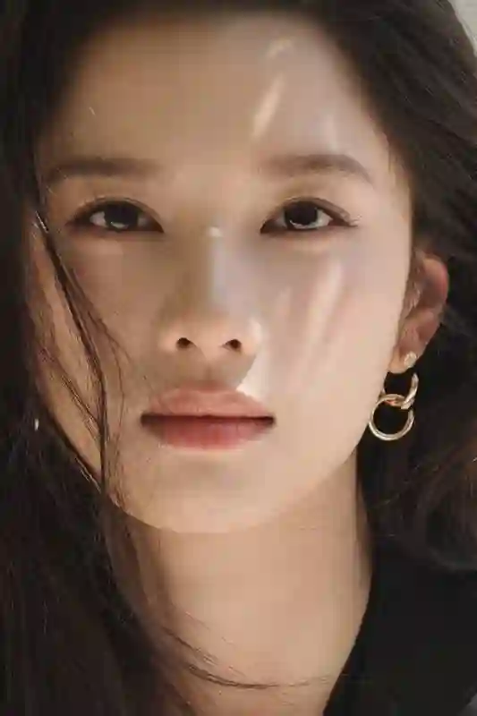 张婧仪西装造型尽显干练，微卷发甜度超标