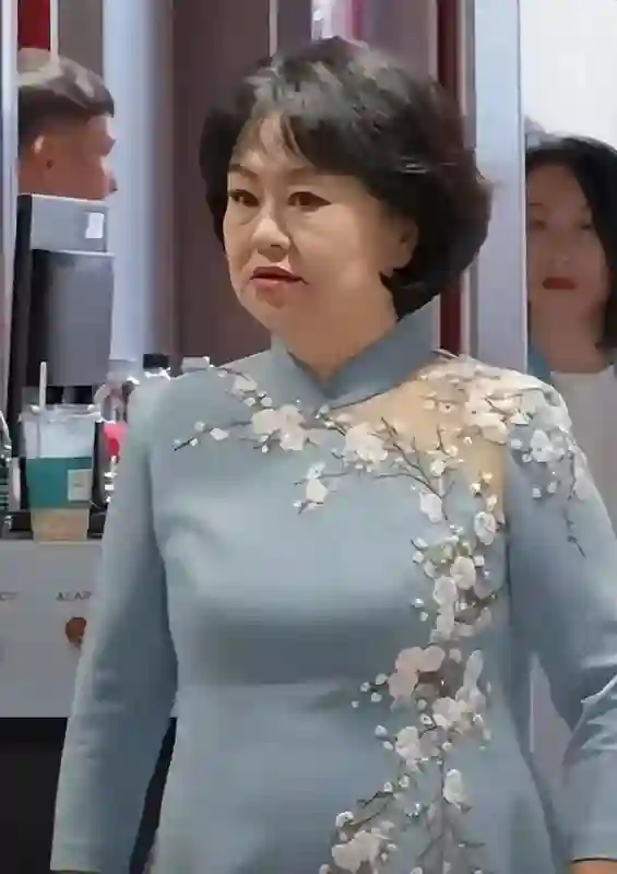 这些明星怎么都老了？鞠萍面相变了，成龙一头白，林青霞皱纹明显