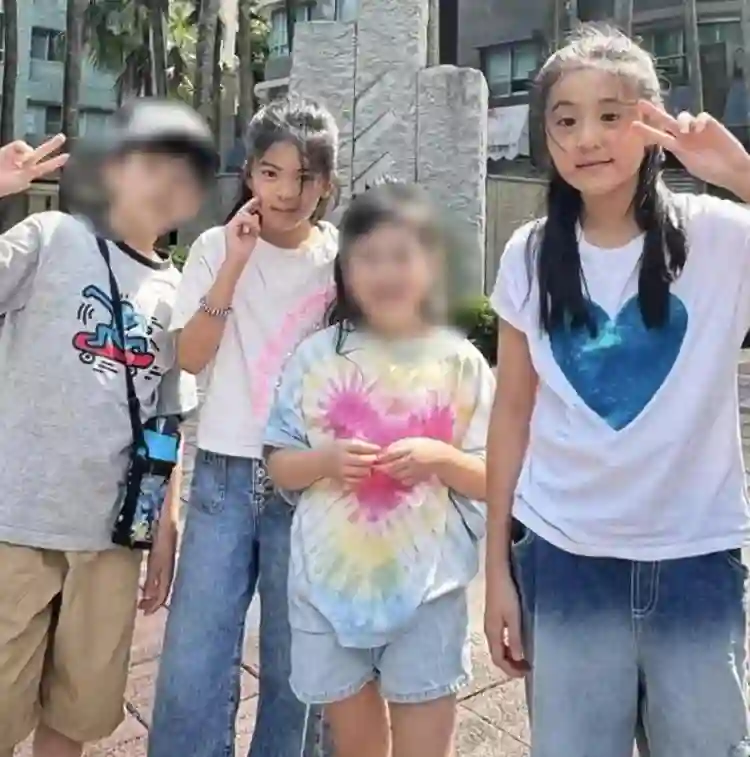 贾静雯女儿暑假出游，10岁咘咘长开没小时候漂亮，波妞自信抢镜！