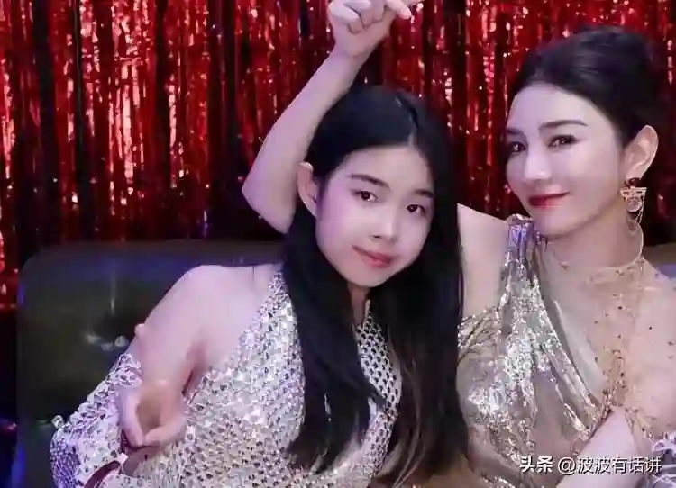 没想到，黄奕才11岁的女儿身高就跟她不相上下，可惜长相太像爸爸