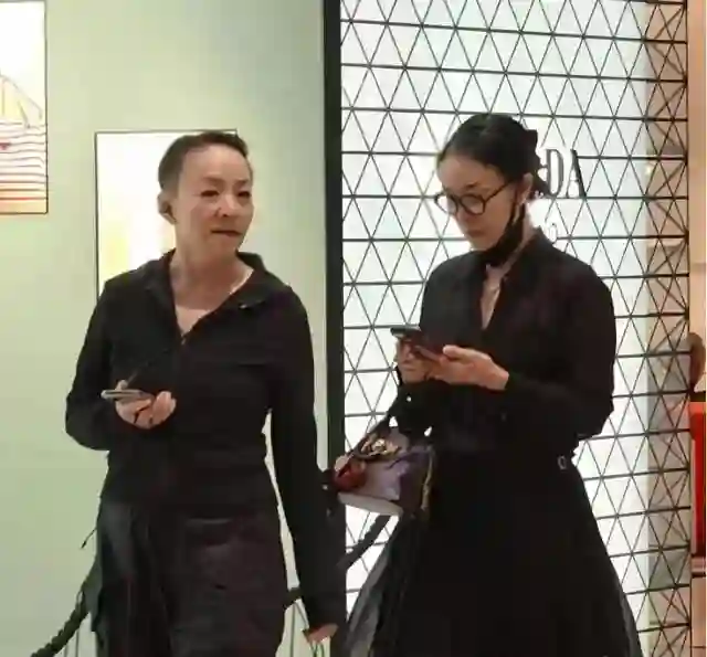 65岁宋丹丹现状：3段婚姻4个男人，面容憔悴，和那英在北京逛商场