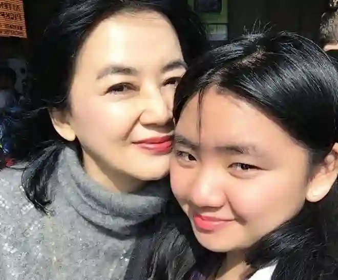 胡慧中67岁近照曝光，体态发福，女儿身材肥胖，网友：长相很普通