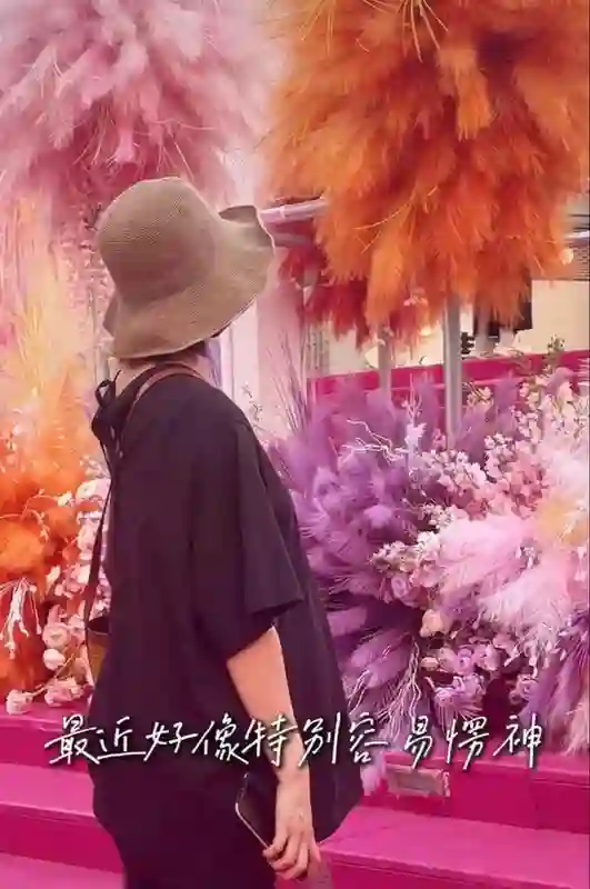 40岁演员侯梦莎快生了！挺超大孕肚逛街，自曝怀孕后反应慢三拍