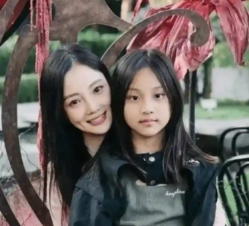 这一次，甜馨终为李小璐的错误买了单，年仅13岁懂事得让人心疼