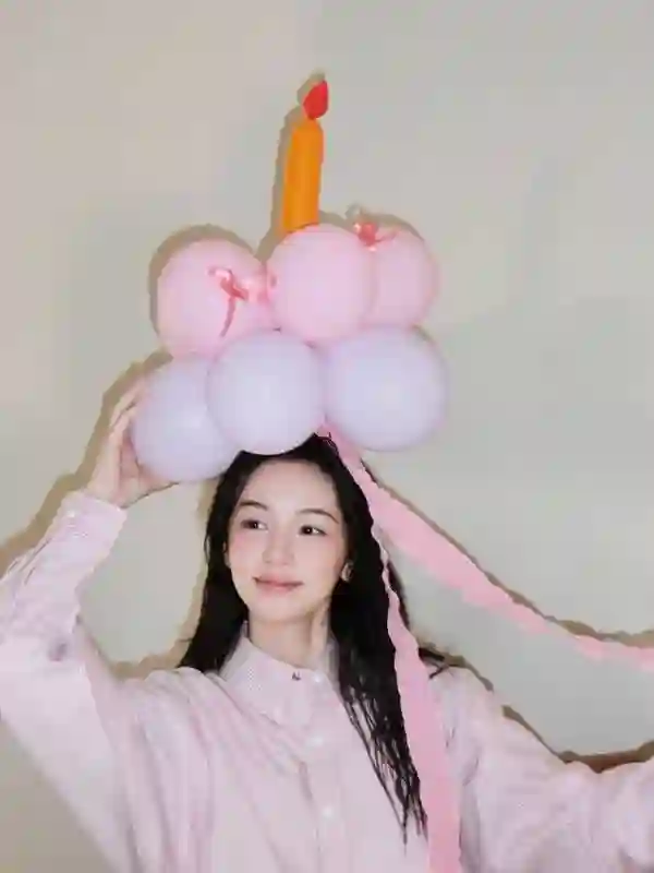 周也身着粉色条纹衬衫，头戴气球宛如梦幻少女