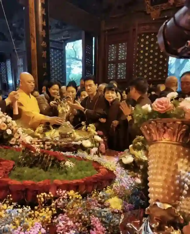 70岁吕良伟去普陀山，穿居士服祈福，杨小娟状态差，看起来好显老