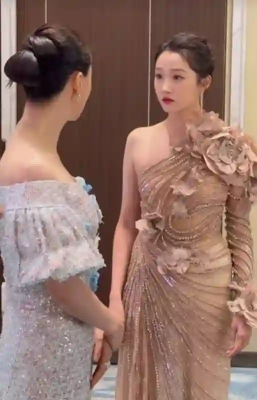 关晓彤鹿晗“没分手”？关晓彤白玉兰出风头，鹿晗非主流如权志龙